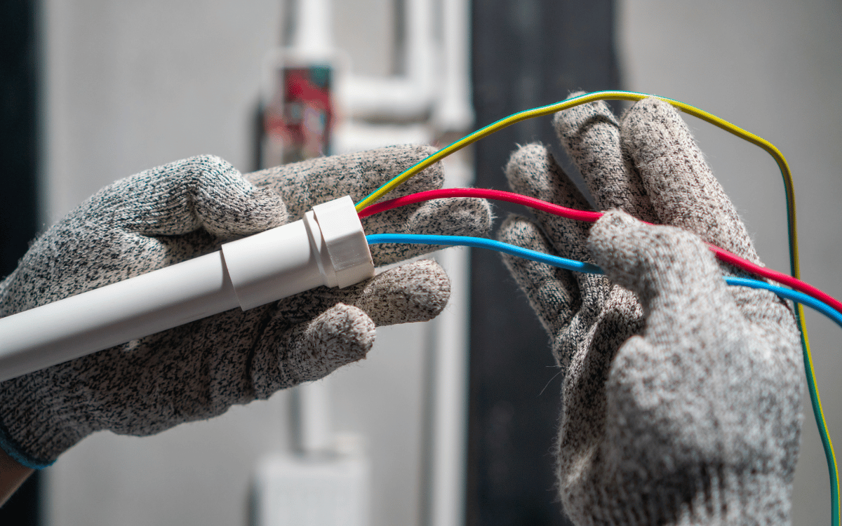 Tubos para cableado eléctrico instalados correctamente en una instalación eléctrica.
